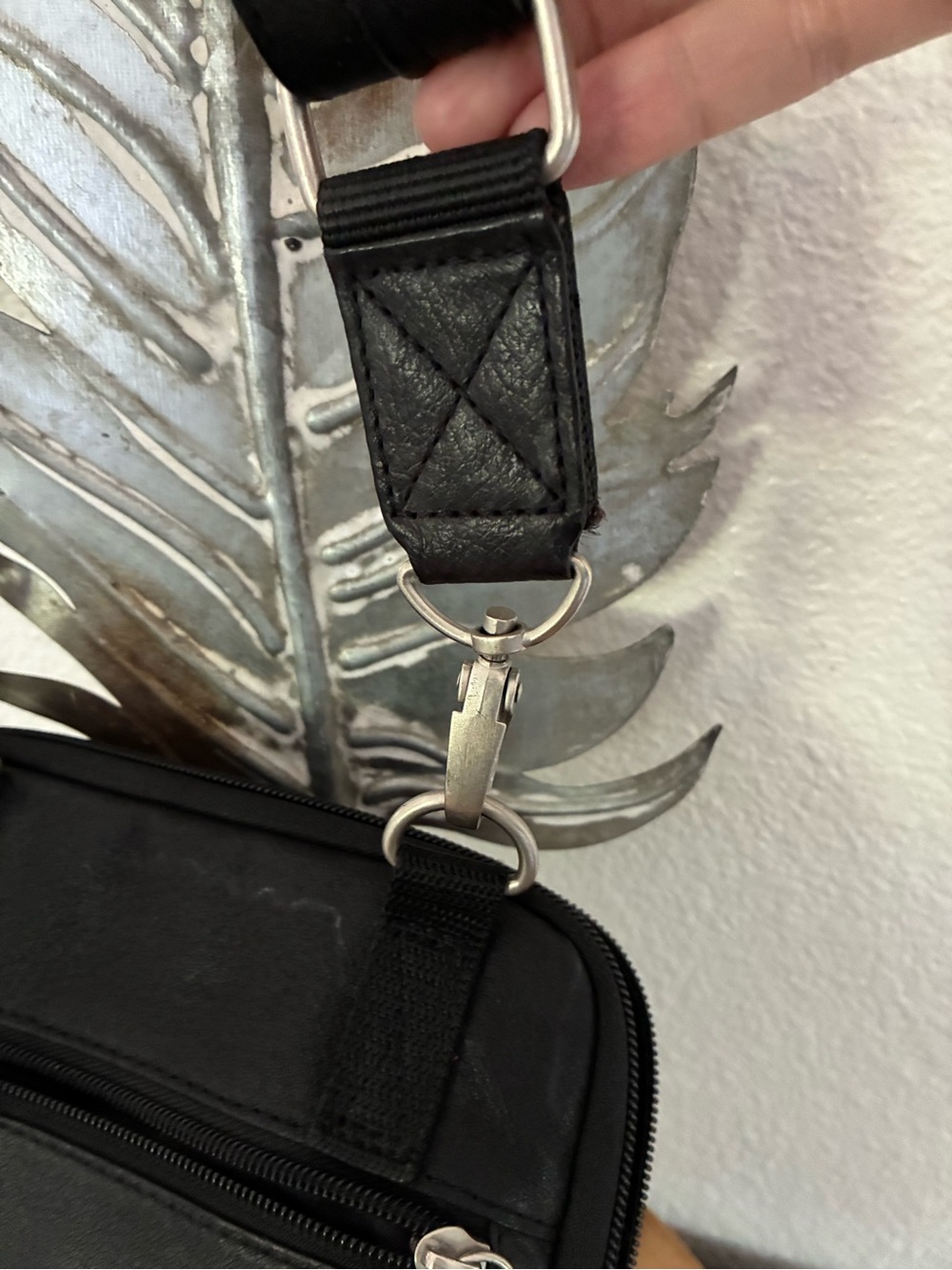 Gun Tote’n Mamas Black Leather Crossbody Conceal Carry Bag 
(No holster) - Picture 6 of 6